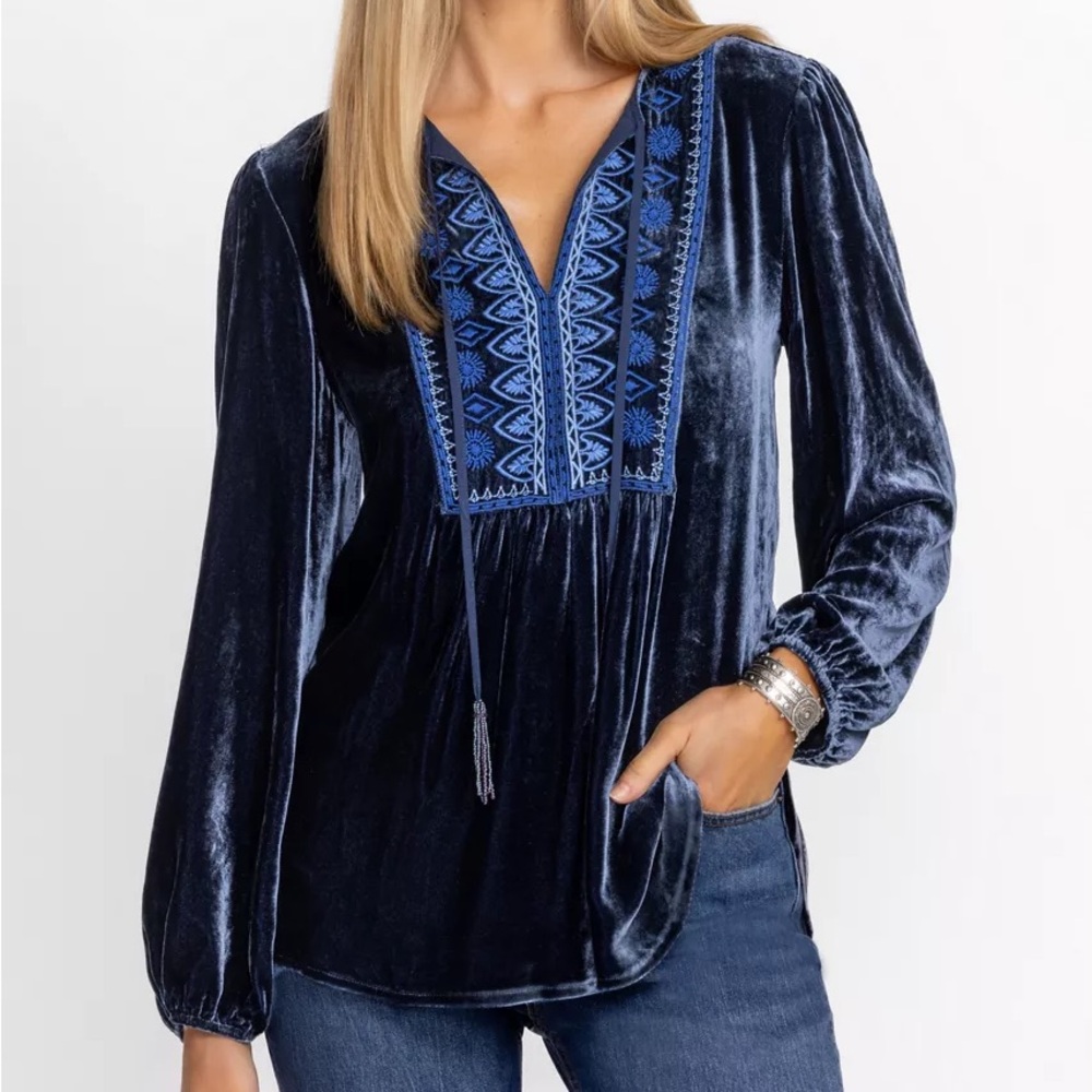 Johnny Was 
CURVED HEM PRAIRIE BLOUSE
Color: MARINE BLUE
Size: M